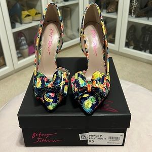 New w/box Gorgeous Betsy Johnson Fruit printed pumps size 8.5